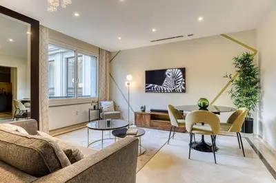Télévision ou salle de divertissement dans l'établissement Montaigne Executive Suite