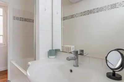 Salle de bains dans l'établissement Eiffel Tower Saint Residence