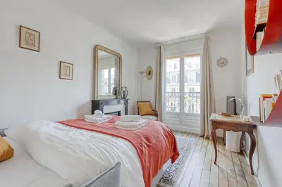 Un ou plusieurs lits dans un hébergement de l'établissement Ideal 1 Bd Flat with Balcony - Paris 05