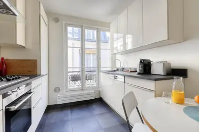 Cuisine ou kitchenette dans l'établissement Ideal 1 Bd Flat with Balcony - Paris 05