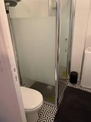 Salle de bains dans l'établissement Studio VI proche ligne 14 Kremlin Bicêtre