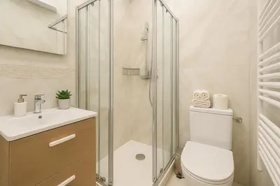 Salle de bains dans l'établissement ARC DE TRIOMPHE -Marie Antoinette garden Résidence Hôtel