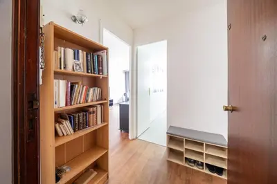 Bibliothèque dans l'appartement