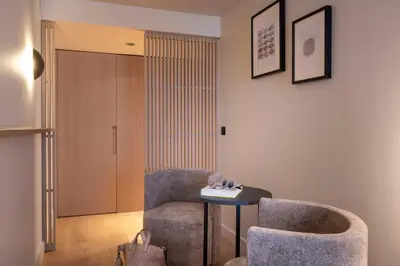 Coin salon dans l'établissement Hôtel Esté