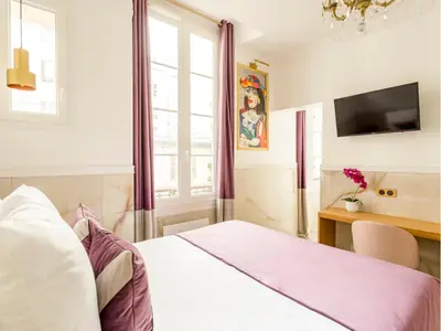 Télévision ou salle de divertissement dans l'établissement Merveil - Luxury Suite -ChampsElysees- Florentin I