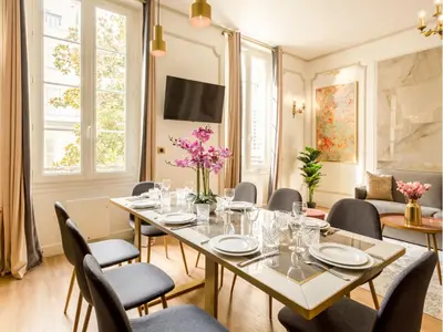 Télévision ou salle de divertissement dans l'établissement Merveil - Luxury Suite -ChampsElysees- Florentin I