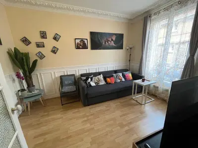 Coin salon dans l'établissement Nice 2 Rooms Full Appartement in Paris