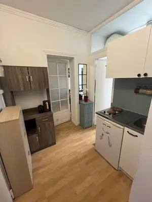 Cuisine ou kitchenette dans l'établissement Nice 2 Rooms Full Appartement in Paris