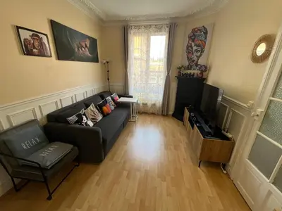 Télévision ou salle de divertissement dans l'établissement Nice 2 Rooms Full Appartement in Paris