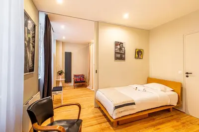 Un ou plusieurs lits dans un hébergement de l'établissement GuestReady -Beautiful 2-Room in the Heart of Paris