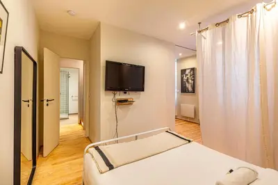 Télévision ou salle de divertissement dans l'établissement GuestReady -Beautiful 2-Room in the Heart of Paris