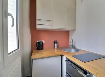 Cuisine ou kitchenette dans l'établissement Sweet and cosy apartment near the Eiffel Tower, Roland Garros & PSG Stadium