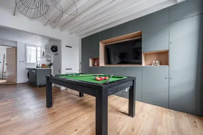 Billard dans l'établissement Nice flat with billard and view