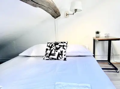 Un ou plusieurs lits dans un hébergement de l'établissement Cosy studio next to the Champs-Élysées avenue!