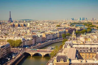 Vue générale sur Paris ou vue de la ville depuis l'appartement