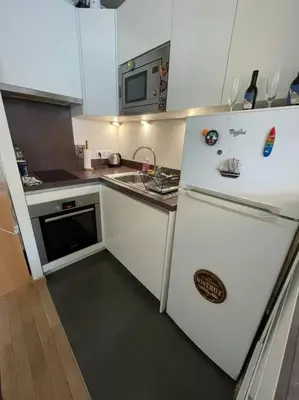 Cuisine ou kitchenette dans l'établissement Cosy apart with balcony Eiffel Tower view