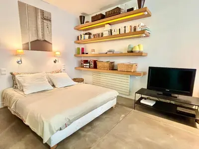 Télévision ou salle de divertissement dans l'établissement Le Loft Saint Antoine