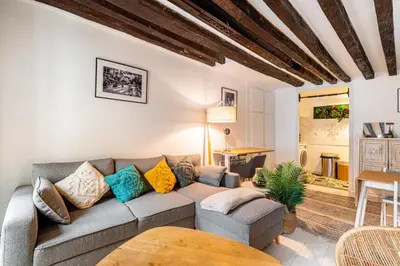 Coin salon dans l'établissement GuestReady - Exposed beams flat near Le Marais
