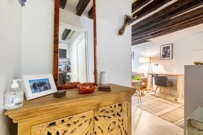 Télévision ou salle de divertissement dans l'établissement GuestReady - Exposed beams flat near Le Marais
