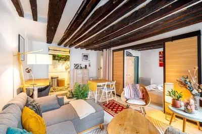 Coin salon dans l'établissement GuestReady - Exposed beams flat near Le Marais