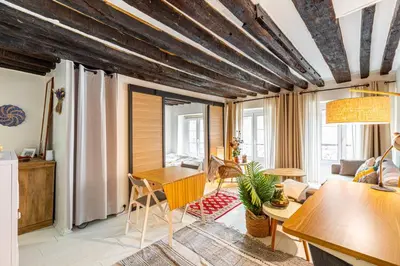 Coin salon dans l'établissement GuestReady - Exposed beams flat near Le Marais