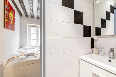 Un ou plusieurs lits dans un hébergement de l'établissement GuestReady - Exposed beams flat near Le Marais