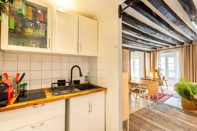 Cuisine ou kitchenette dans l'établissement GuestReady - Exposed beams flat near Le Marais