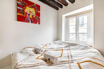 Un ou plusieurs lits dans un hébergement de l'établissement GuestReady - Exposed beams flat near Le Marais