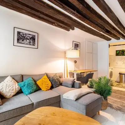 GuestReady - Exposed beams flat near Le Marais