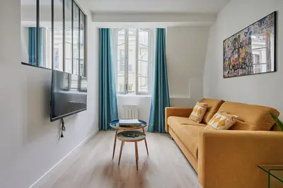 Télévision ou salle de divertissement dans l'établissement Residence Center of Paris by Studio prestige