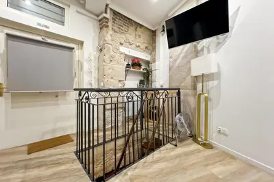 Télévision ou salle de divertissement dans l'établissement Souplex au centre de Paris