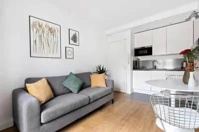 Cuisine ou kitchenette dans l'établissement Superbe studio avec balcon au coeur de Montorgueil