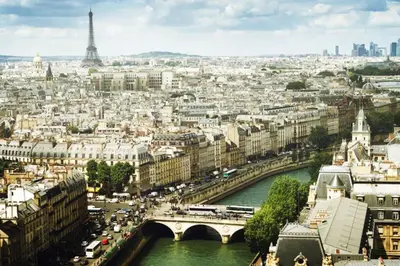 Vue générale sur Paris ou vue de la ville depuis l'appartement