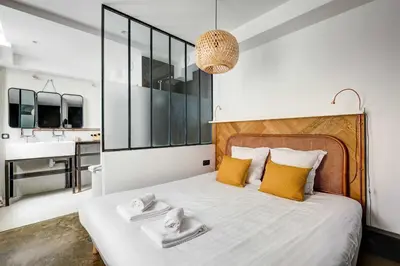 Un ou plusieurs lits dans un hébergement de l'établissement Stylish and sunny 7BD with garden for 17 guests!