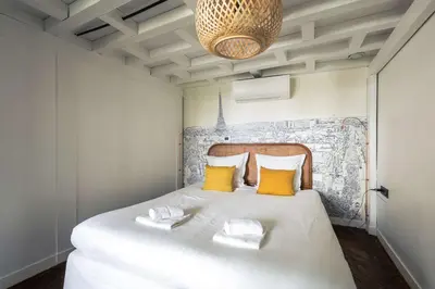 Un ou plusieurs lits dans un hébergement de l'établissement Stylish and sunny 7BD with garden for 17 guests!
