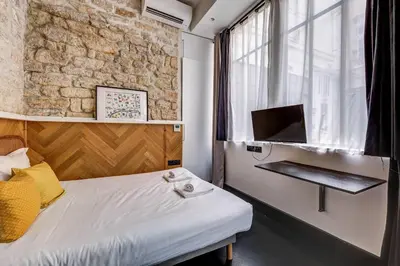Un ou plusieurs lits dans un hébergement de l'établissement Stylish and sunny 7BD with garden for 17 guests!