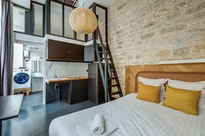 Un ou plusieurs lits dans un hébergement de l'établissement Stylish and sunny 7BD with garden for 17 guests!