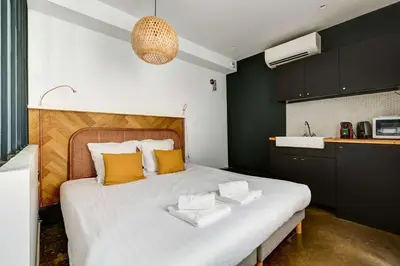 Un ou plusieurs lits dans un hébergement de l'établissement Stylish and sunny 7BD with garden for 17 guests!