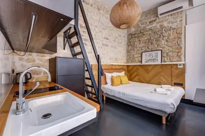 Un ou plusieurs lits dans un hébergement de l'établissement Stylish and sunny 7BD with garden for 17 guests!