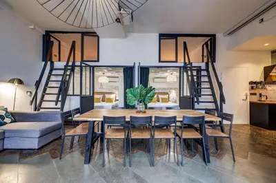 Coin salon dans l'établissement Stylish and sunny 7BD with garden for 17 guests!
