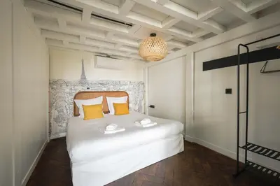 Un ou plusieurs lits dans un hébergement de l'établissement Stylish and sunny 7BD with garden for 17 guests!