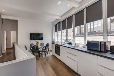 Cuisine ou kitchenette dans l'établissement Montmartre Stylish and bright 3BD with terrace