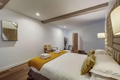 Un ou plusieurs lits dans un hébergement de l'établissement Montmartre Stylish and bright 3BD with terrace