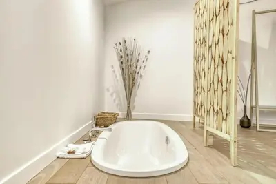Salle de bains dans l'établissement Montmartre Stylish and bright 3BD with terrace