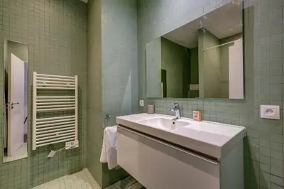 Salle de bains dans l'établissement Montmartre Stylish and bright 3BD with terrace