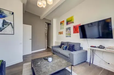 Télévision ou salle de divertissement dans l'établissement Montmartre Stylish and bright 3BD with terrace