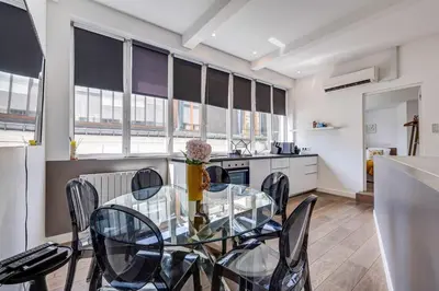 Cuisine ou kitchenette dans l'établissement Montmartre Stylish and bright 3BD with terrace