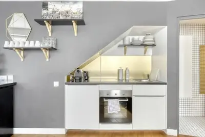 Cuisine ou kitchenette dans l'établissement Montmartre Cozy and bright 1BD with terrace