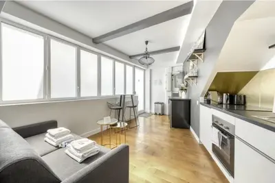 Cuisine ou kitchenette dans l'établissement Montmartre Cozy and bright 1BD with terrace