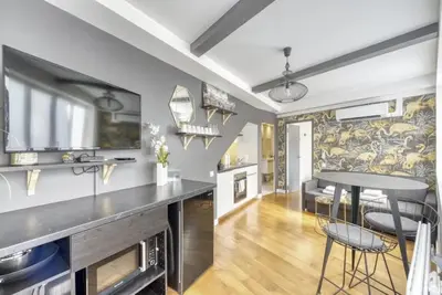 Cuisine ou kitchenette dans l'établissement Montmartre Cozy and bright 1BD with terrace